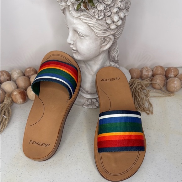 Pendleton Crater Lake Slide Sandals (For Women)
Sz 6 - Picture 2 of 9